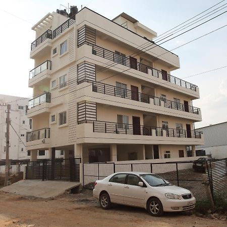 Qualtems Guest House-With Ac Options 벵갈루루 외부 사진